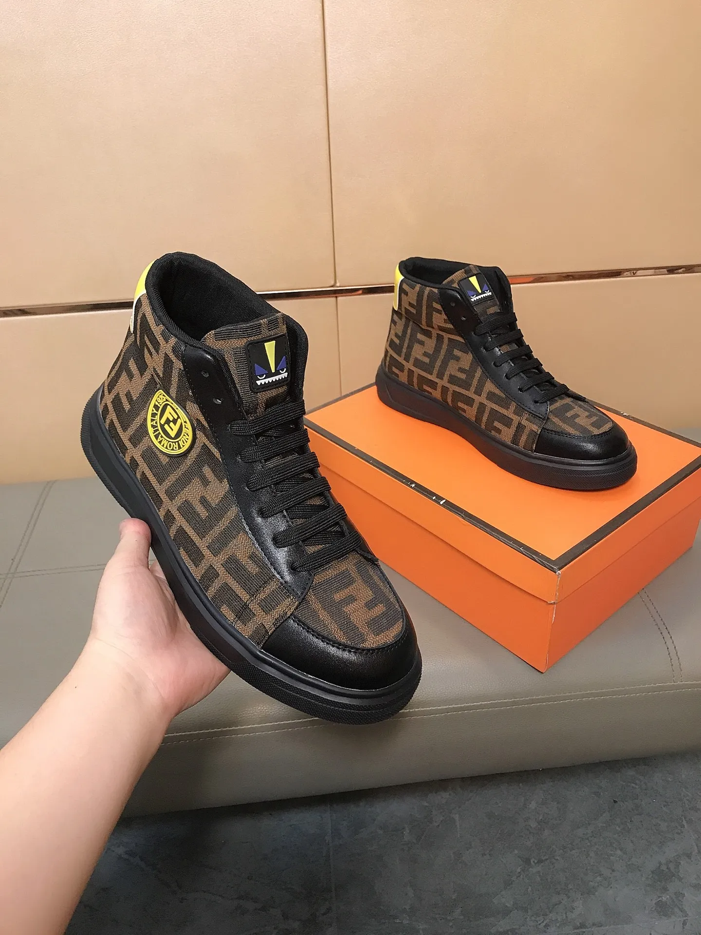 Men's shoes 240 🥾🥾↔️↔️[fendi] Fendi classic and comfortable men's high-top casual shoes, the upper is made of nubuck leather with brand printed fabrics, sheepskin feet, and rubber wear-resistant outsole. This unique style is suitable for all seasons, casual and refined sensibility, comfortable and natural on the feet. It is an everyday style for casual travel in autumn and winter! Code number: 38-44